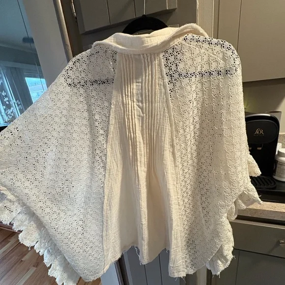 POL Cream Lace Detail Poncho style top - Picture 6 of 7